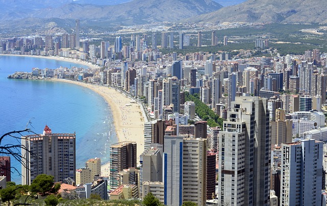 Wie viele Einwohner kann Benidorm im Sommer haben?