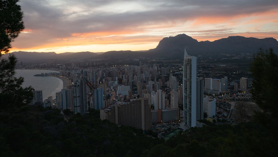 Was zieht Touristen am meisten nach Benidorm an?