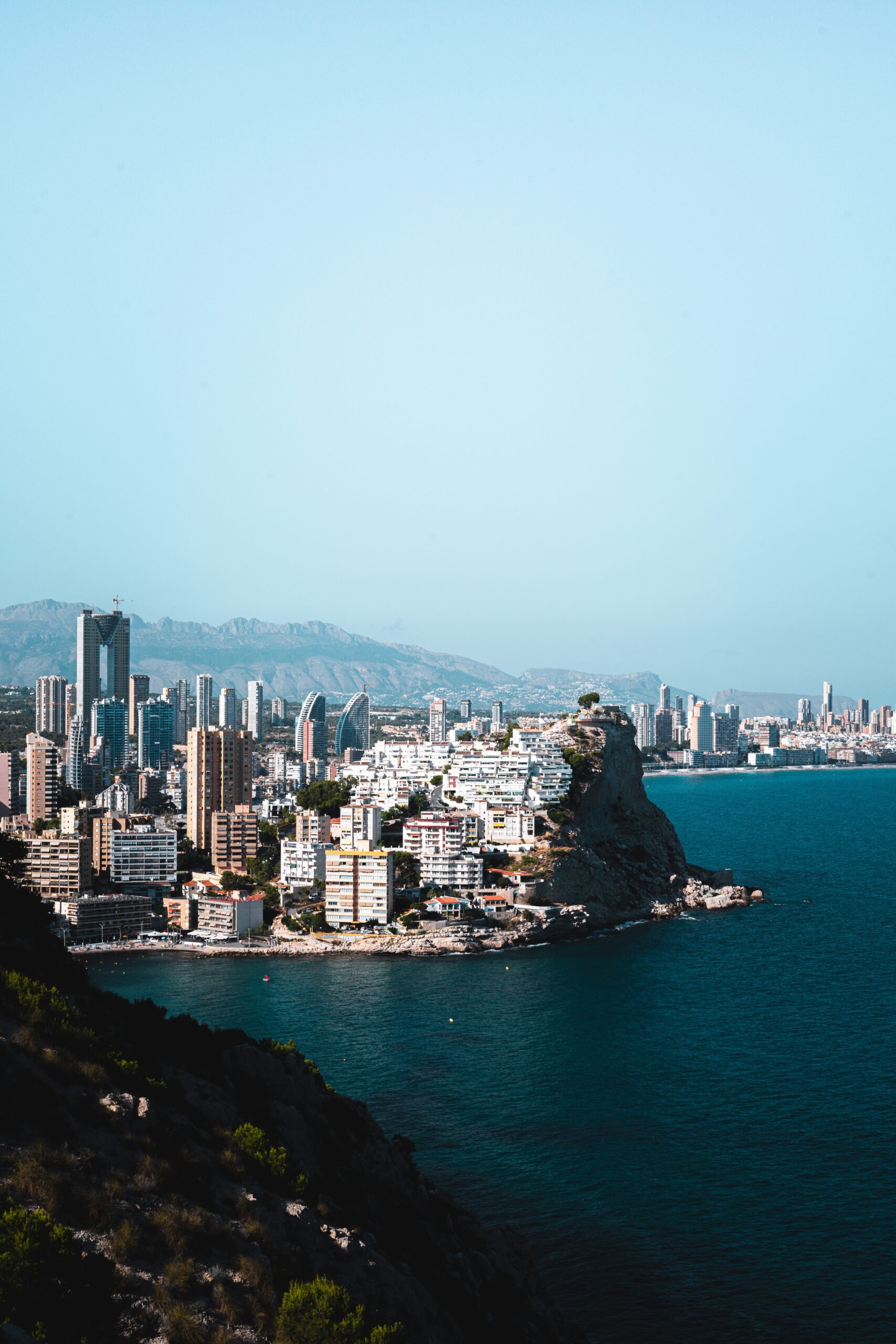 Wie heißt das Dorf neben Benidorm?